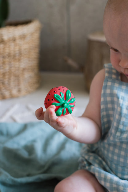 Jucărie dentiție din cauciuc natural -  Sweetie the Strawberry - Oli&Carol