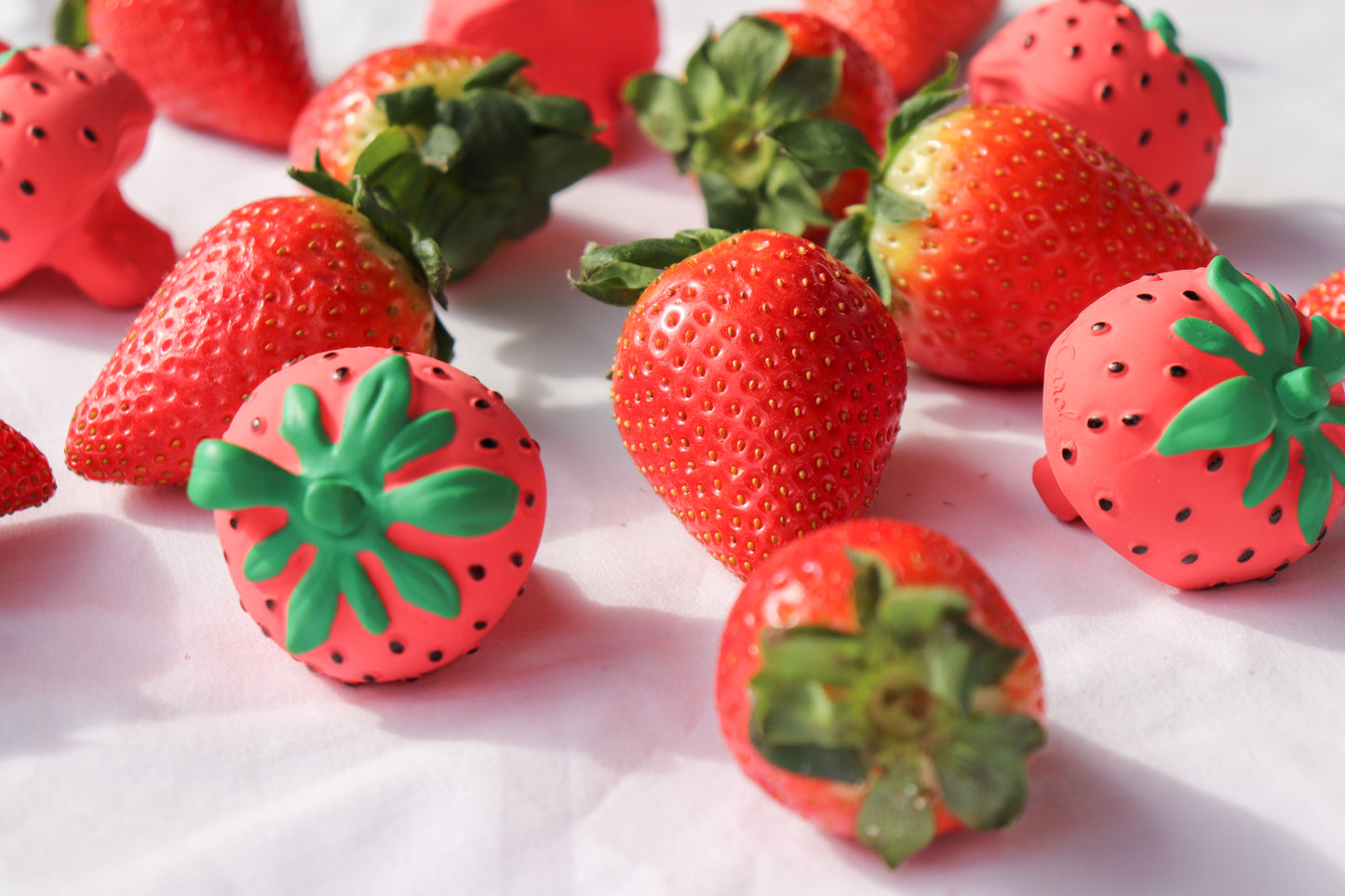 Jucărie dentiție din cauciuc natural -  Sweetie the Strawberry - Oli&Carol