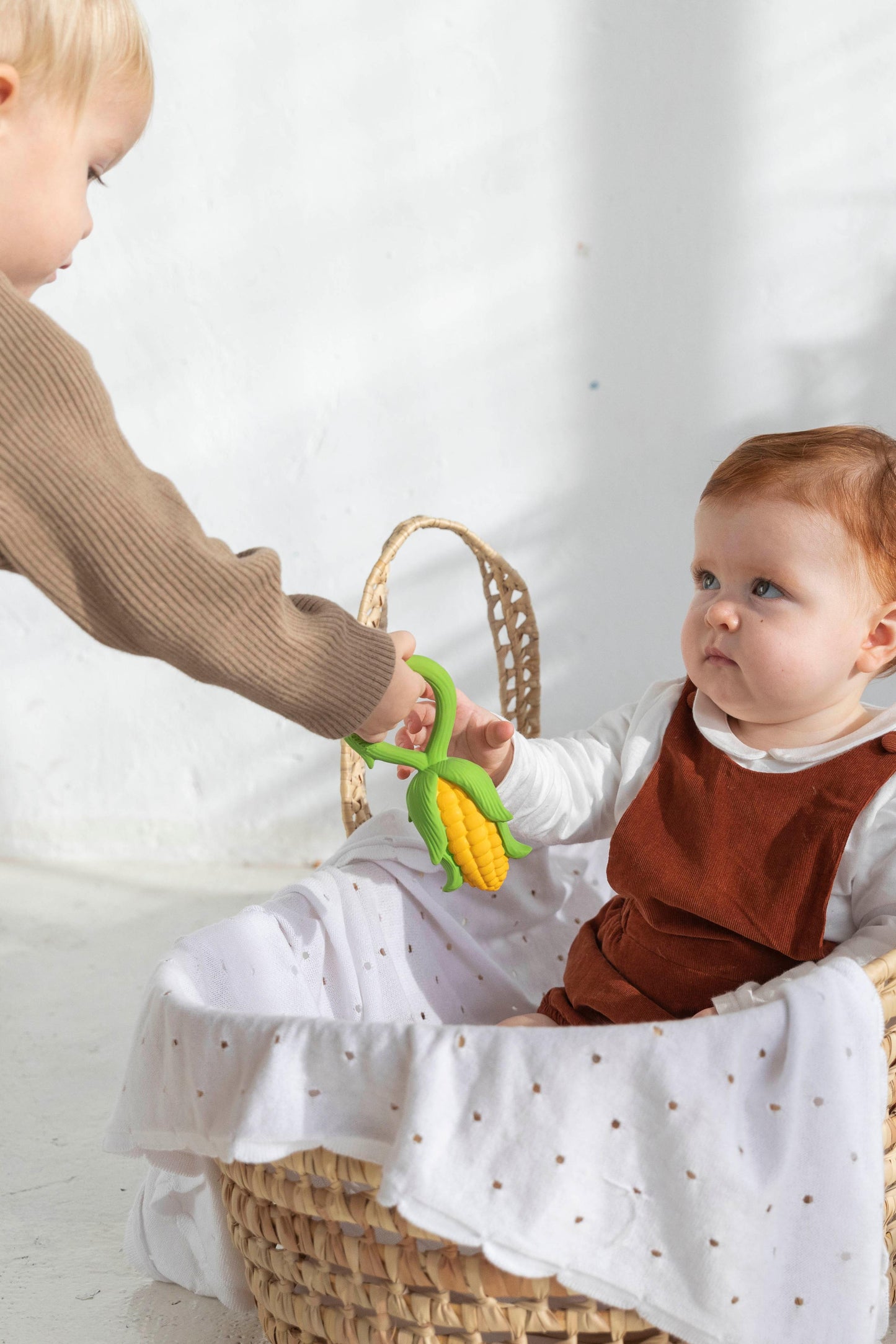 Zornăitoare eco-friendly porumb Oli & Carol, cadou ideal pentru nou-născuți