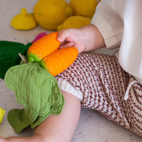 Jucărie dentiție din cauciuc natural și muselină - Cathy the Carrot - Oli and Carol