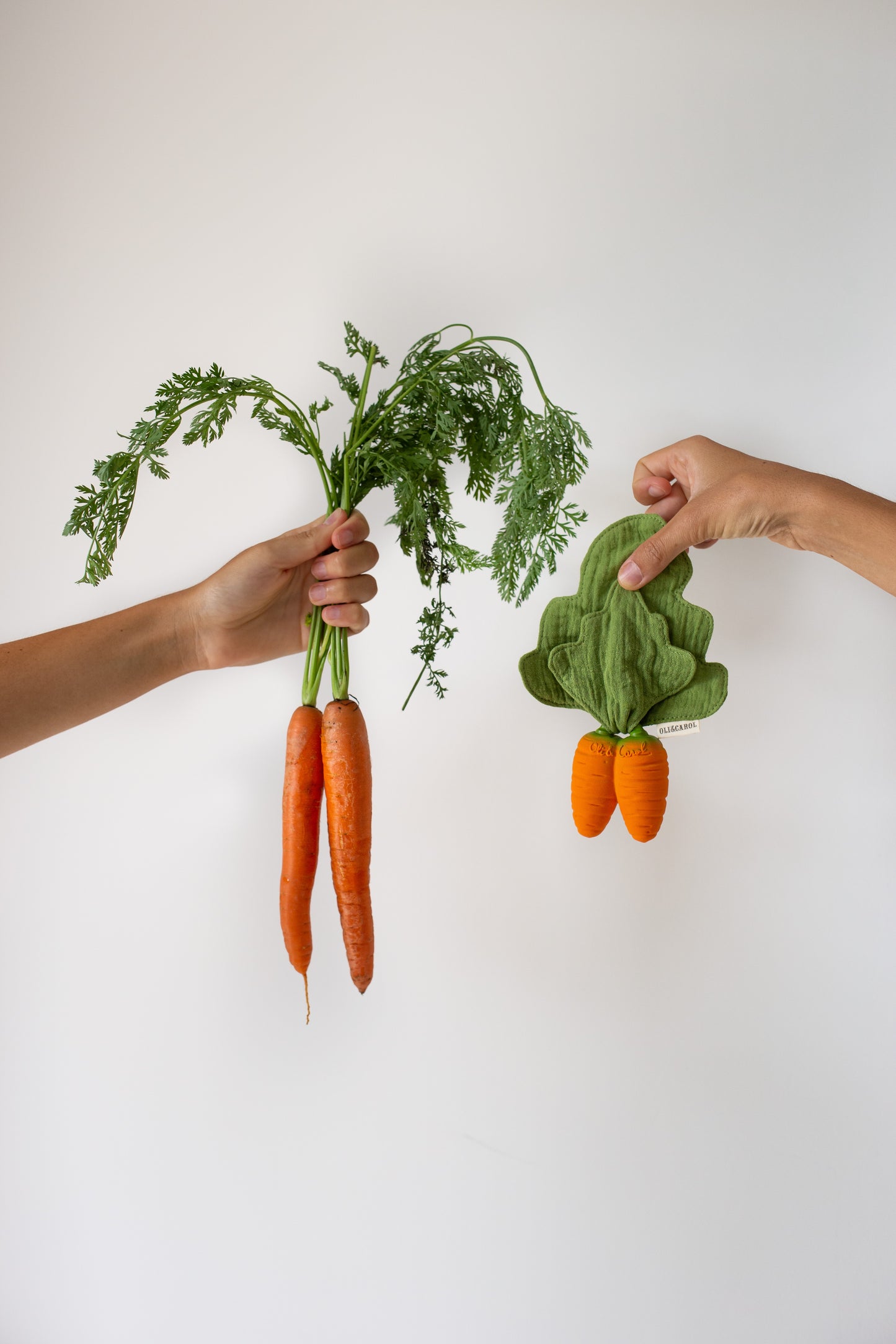 Jucărie dentiție din cauciuc natural și muselină - Cathy the Carrot - Oli and Carol