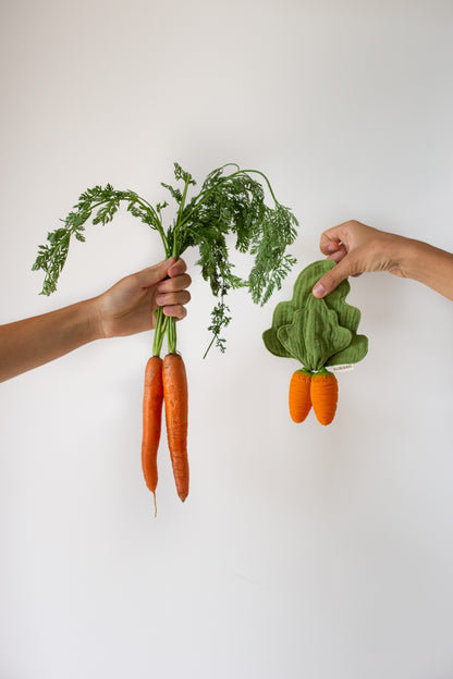 Jucărie dentiție din cauciuc natural și muselină - Cathy the Carrot - Oli and Carol