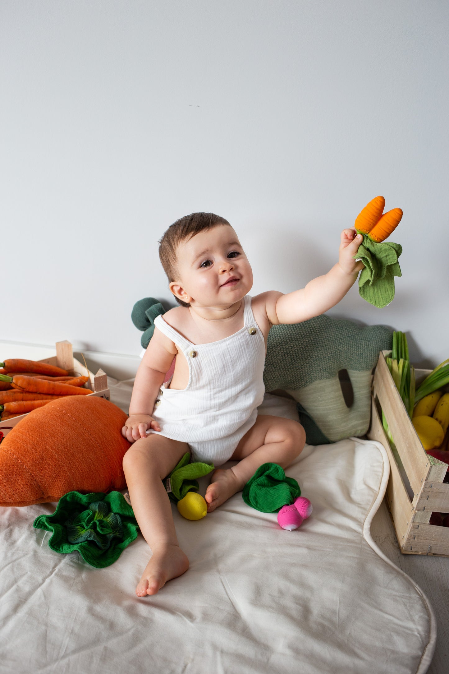Jucărie dentiție din cauciuc natural și muselină - Cathy the Carrot - Oli and Carol