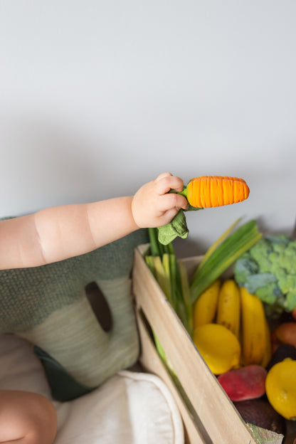 Jucărie dentiție din cauciuc natural și muselină - Cathy the Carrot - Oli and Carol