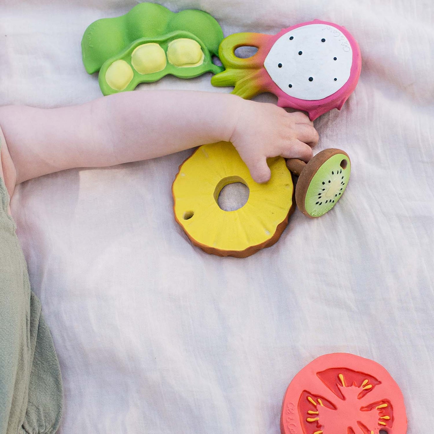 Jucărie Dentiție & Baie Ananas the Pineapple Oli & Carol | Aisha's Toys