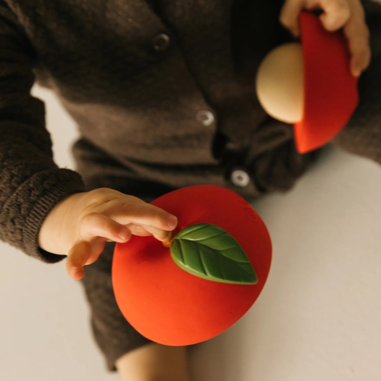 Jucărie Stivuibilă & Minge Săltăreață - Pepa the Apple (Oli & Carol)