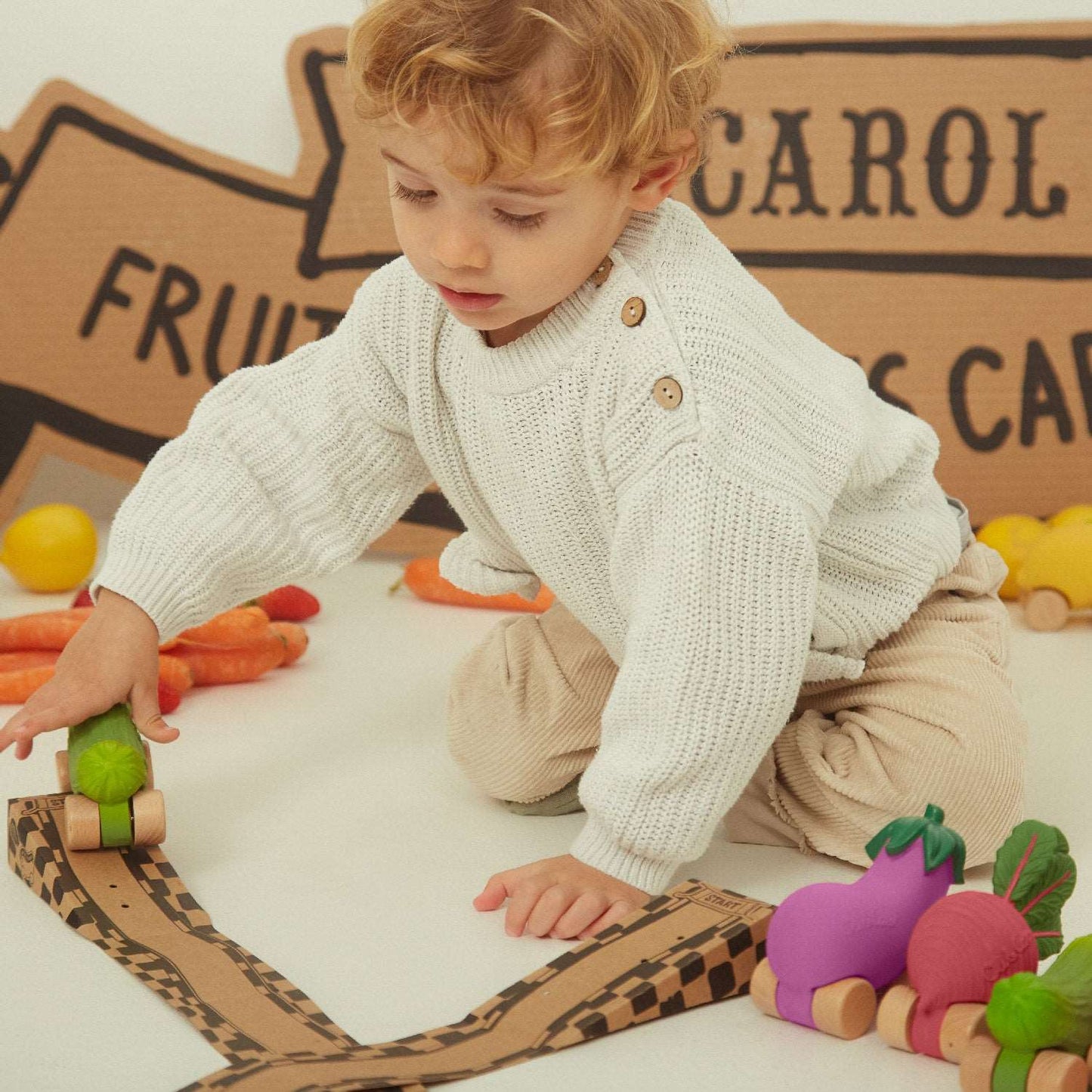 Mașinuță Ecologică din Cauciuc & Lemn - Emma the Eggplant (Oli & Carol)