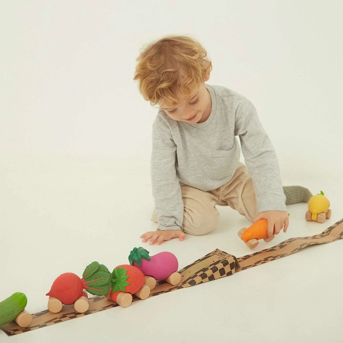 Mașinuță Ecologică din Cauciuc & Lemn - Emma the Eggplant (Oli & Carol)