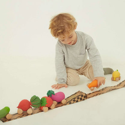 Mașinuță Ecologică din Cauciuc & Lemn - Emma the Eggplant (Oli & Carol)