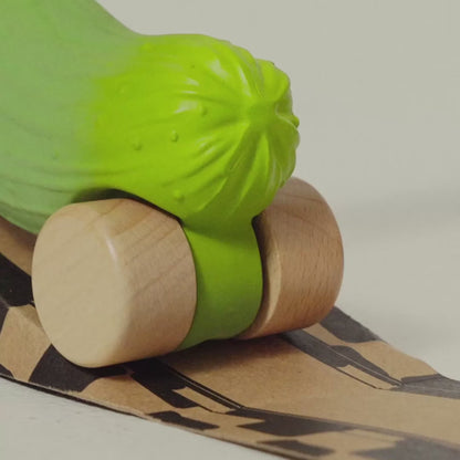 Mașinuță Ecologică din Cauciuc & Lemn - Pepino the Cucumber (Oli & Carol)